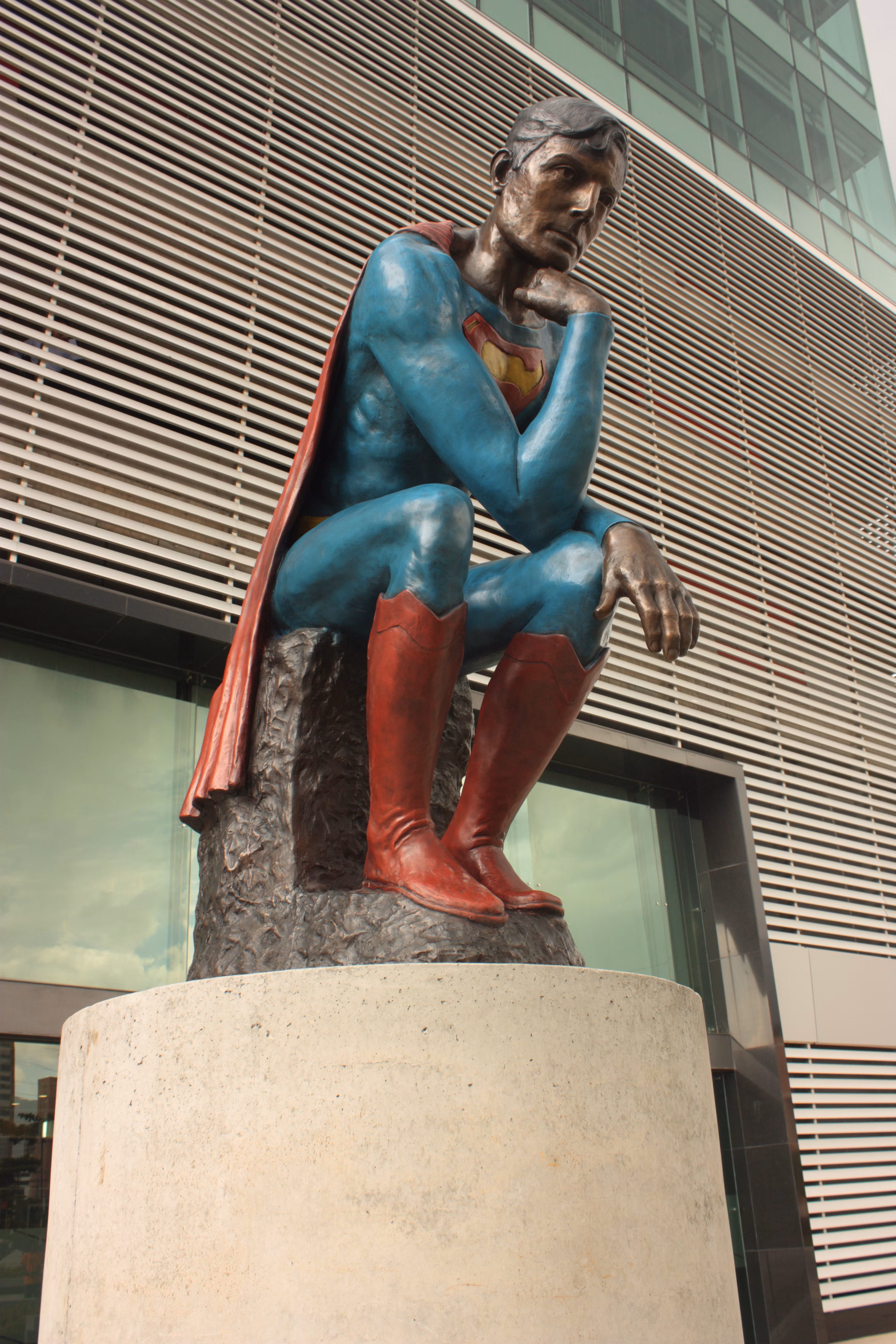 El Pensador instalado en el Edificio Bancolombia de Medellín