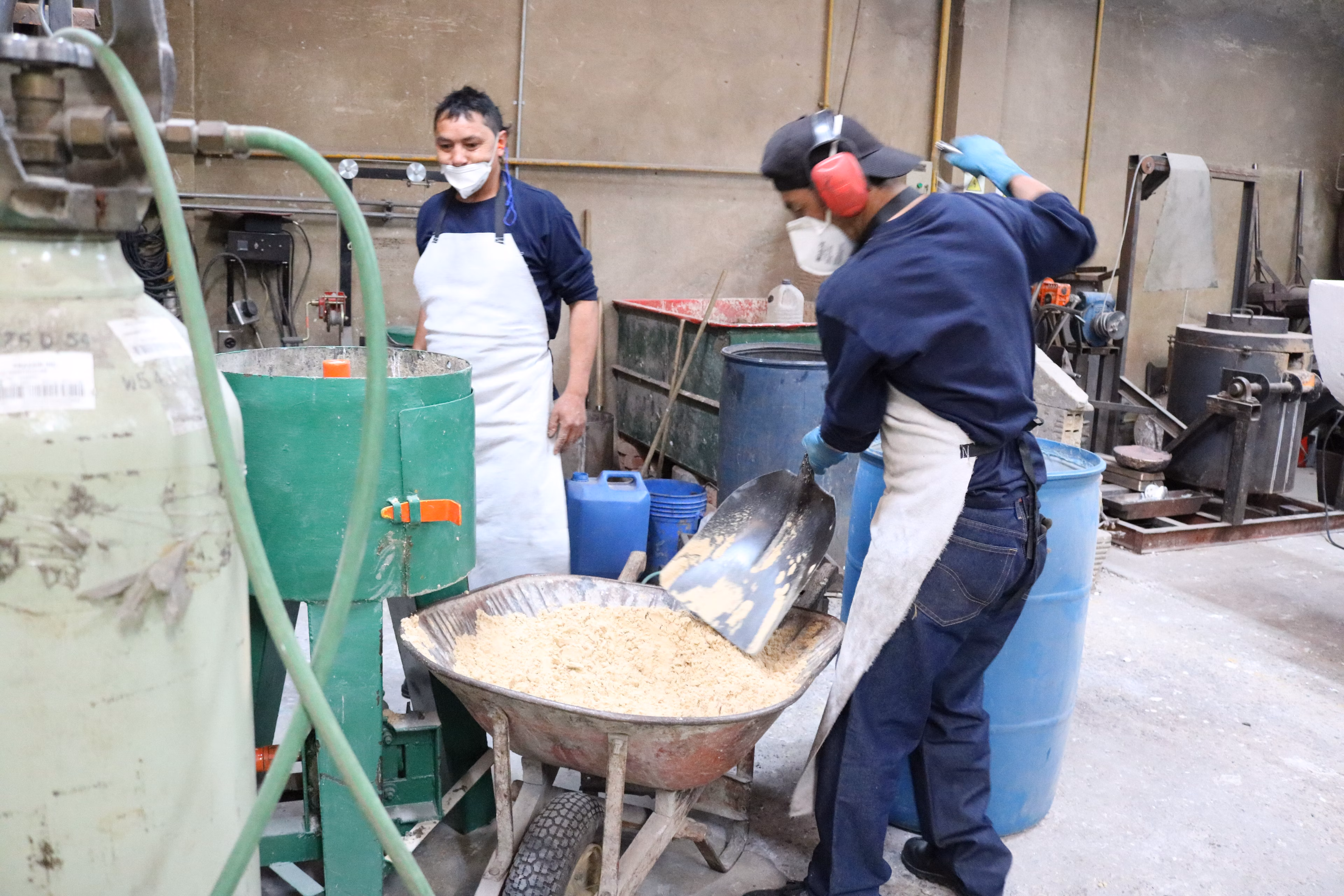 Preparing sand for the casting of Kusikawsay