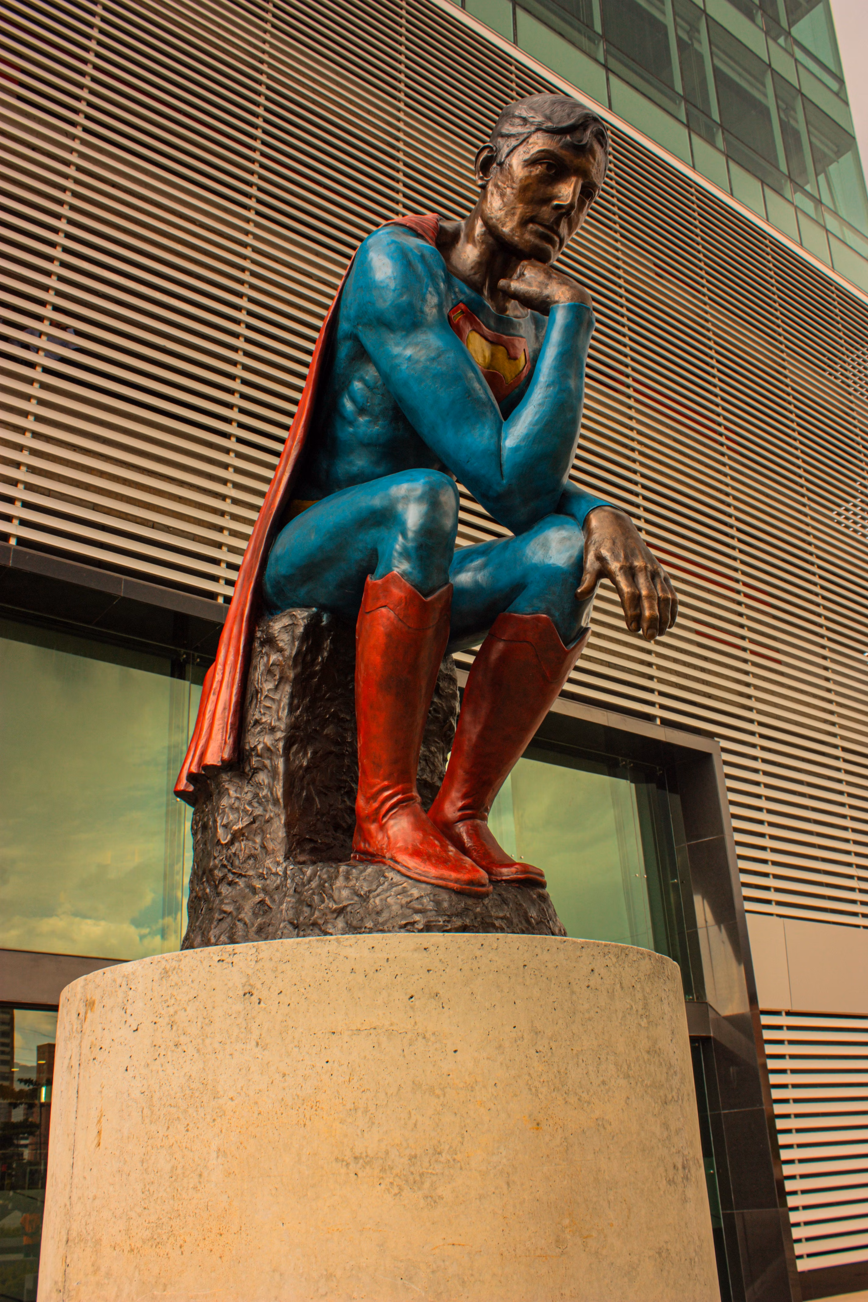 El Pensador, escultura de Nadín Ospina